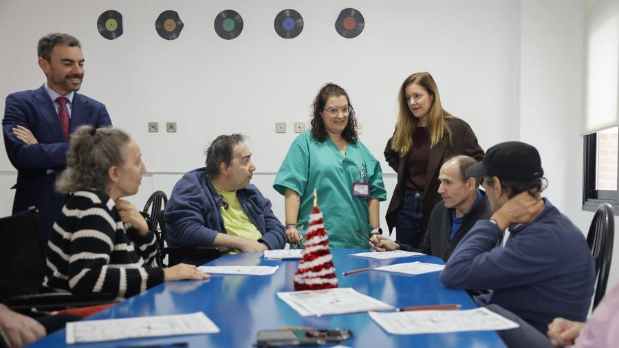 La consejera de Familia, Juventud y Asuntos Sociales, Ana Dávila, visita la Residencia Casa Verde de Navalcarnero