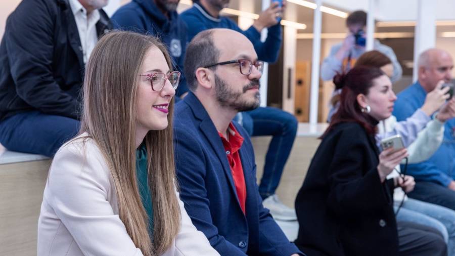 Silvia Lucena, portavoz del PSOE en Tres Cantos, junto al concejal socialista, Yonatan Pereira