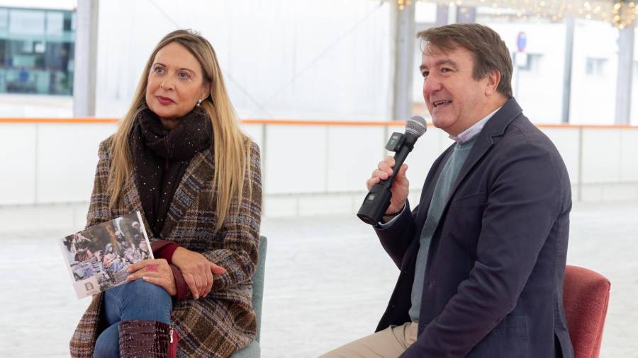 El alcalde de Tres Cantos, Jesús Moreno, y la concejal de Cultura, Elisa Lidia Miguel, en la presentación de la programación navideña en la ciudad