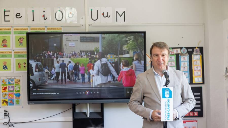 El alcalde de Tres Cantos, Jesús Moreno, durante la presentación de las obras de mejora que se realizarán este verano en todos los colegios públicos