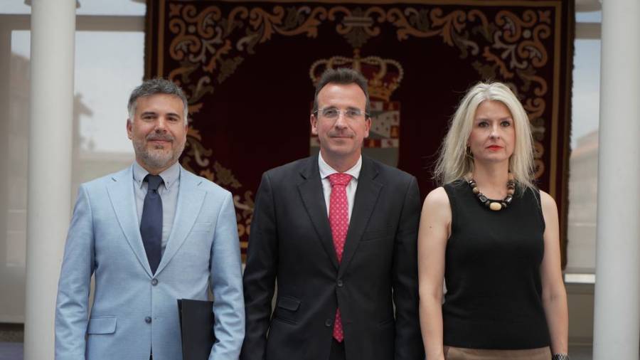 El alcalde, Miguel Ángel Recuenco (PP), el primer teniente de Alcalde, Carlos Delgado (ULEG) y la concejala de Hacienda, María Estévez, presentan el presupuesto de 2026