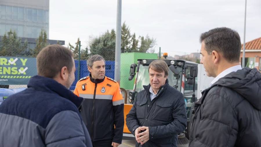 El alcalde, Jesús Moreno, junto al concejal de Seguridad, Javier Juárez, y el concejal de Servicios Públicos, Pedro Fernández, visitan el Punto Limpio para conocer de primera mano los recursos disponibles