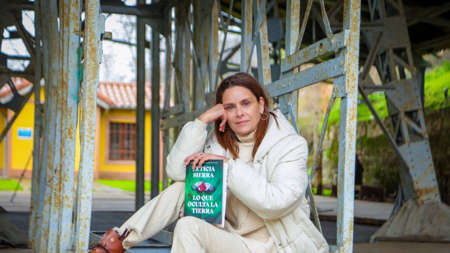 Foto promocional de Leticia Sierra con su nueva novela