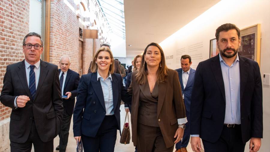 La alcaldesa de Alcalá de Henares, Judith Piquet, junto al secretario general del PP de Madrid, Alfonso Serrano, en un encuentro con empresarios organizado por la plataforma Executive Forum España, en el Parador de Turismo local