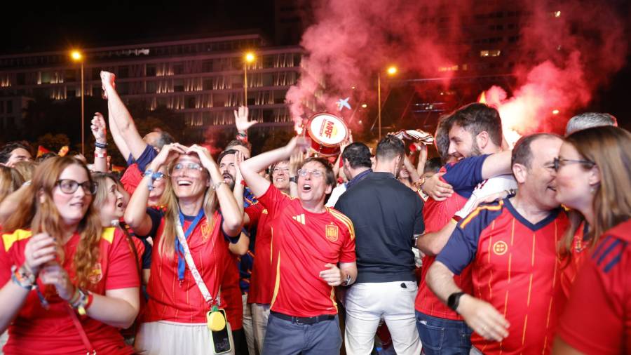 El alcalde, José Luis Martínez-Almeida, viendo la final del Mundial desde Colón en las pantallas instaladas por el Consistorio junto a los aficionados