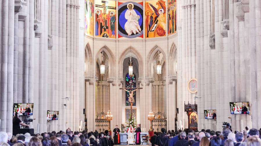 El papa León XIV entrega la Rosa de Oro a la Virgen de la Almudena durante una ceremonia celebrada en la catedral madrileña