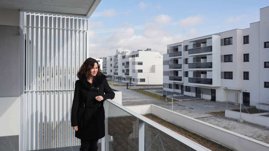 La presidenta de la Comunidad de Madrid, Isabel Díaz Ayuso, entrega las llaves a los primeros adjudicatarios de las 282 viviendas del Plan Vive en Colmenar Viejo