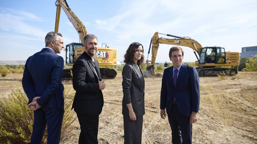 La presidenta de la Comunidad de Madrid, Isabel Díaz Ayuso, con el alcalde, José Luis Martínez-Almeida, el consejero de Presidencia, Justicia y Administración Local, Miguel Ángel García Martín, y el consejero de Medio Ambiente, Ordenación del Territorio e Interior, Carlos Novillo, en el terreno de las obras de la Ciudad de la Justicia