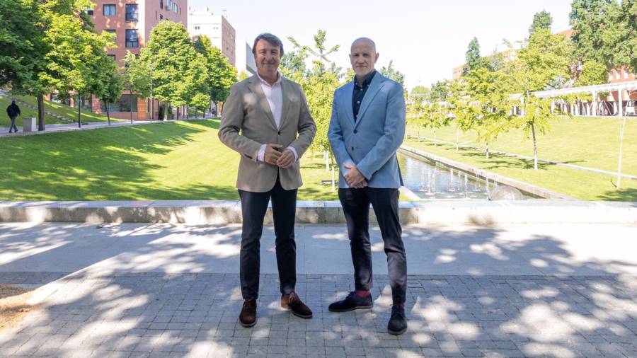 El alcalde de Tres Cantos, Jesús Moreno, y el concejal de Salud, Mario Arancón, durante la presentación de la Semana de la Salud de Tres Cantos