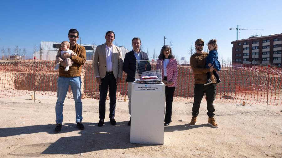 Foto de las autoridades junto a vecinos y la cápsula del tiempo