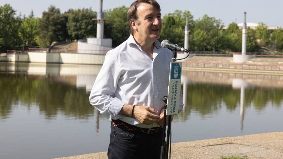 El alcalde, Jesús Moreno, presenta la programación de conciertos de verano en el lago del Parque Central