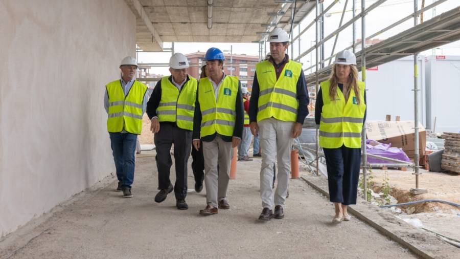 El alcalde, Jesús Moreno, el concejal de Presidencia, Javier Juárez, y la concejal de Cultura, Elisa Lidia Miguel, visitan las obras de la Biblioteca Municipal Concha Espina