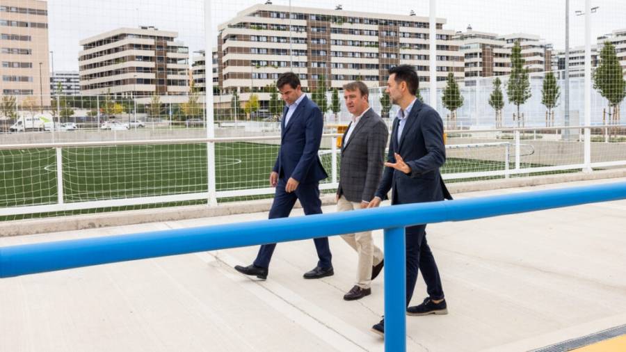 El concejal de Presidencia, Javier Juárez, el alcalde, Jesús Moreno, y el concejal de Deportes, Eduardo Lorca visitan las nuevas instalaciones del Centro Deportivo Parque Norte