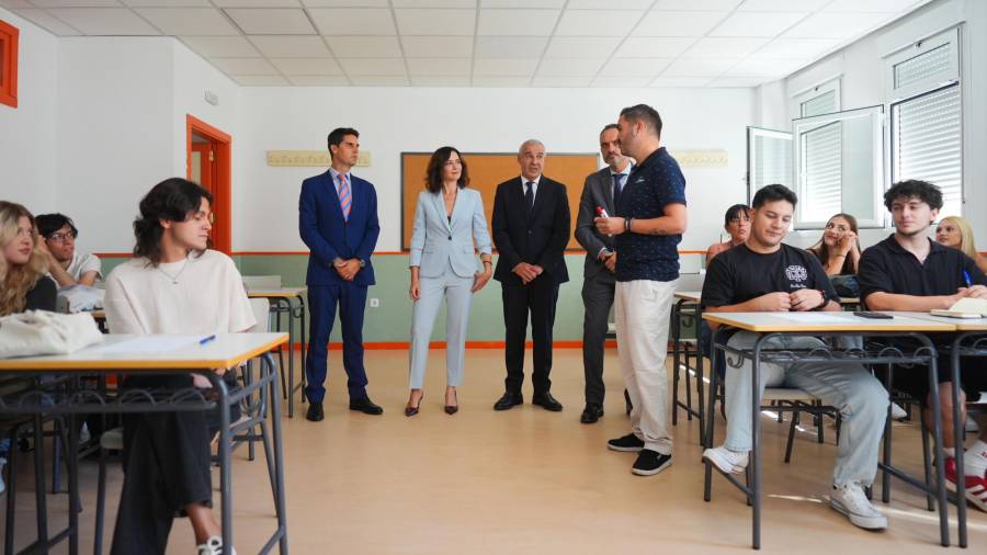 La presidenta de la Comunidad de Madrid, Isabel Díaz Ayuso, acompañada del Consejero de Educación, Ciencia y Universidades, Emilio Viciana, y del alcalde de Móstoles, Manuel Bautista, visita el Centro Integrado de Formación Profesional (CIFP) del municipio