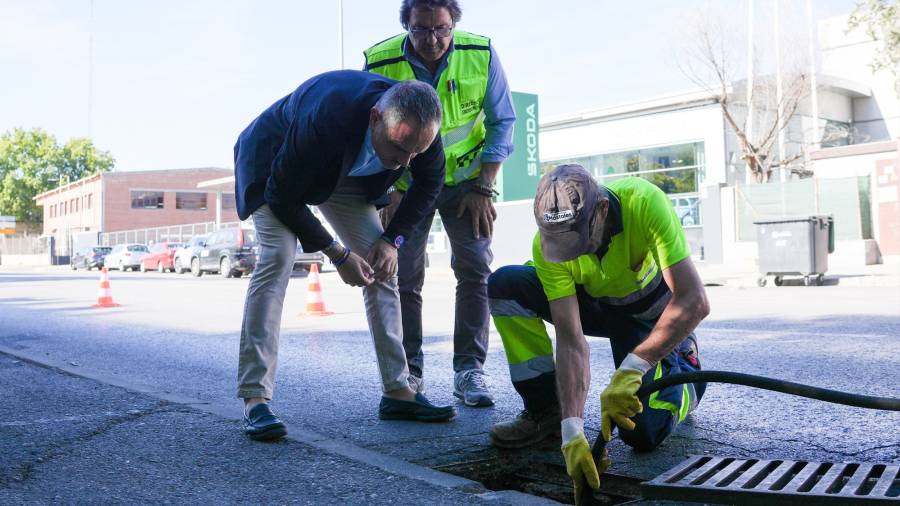 El alcalde de Móstoles, Manuel Bautista, acompañado del jefe de Emergencias y Protección Civil, Raúl Esteban, visita la calle Moraleja de Enmedio en la que se está llevando a cabo la limpieza de la red de drenaje pluvial