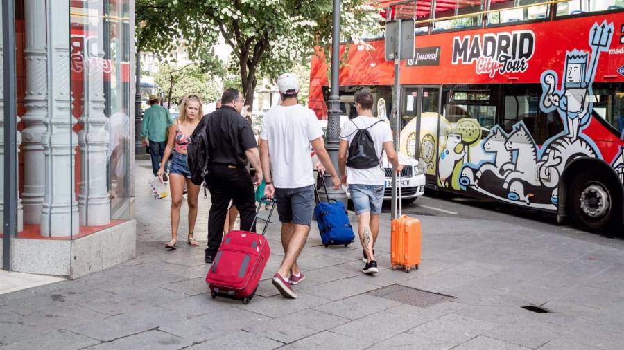 Varios turistas pasean por el centro de la capital