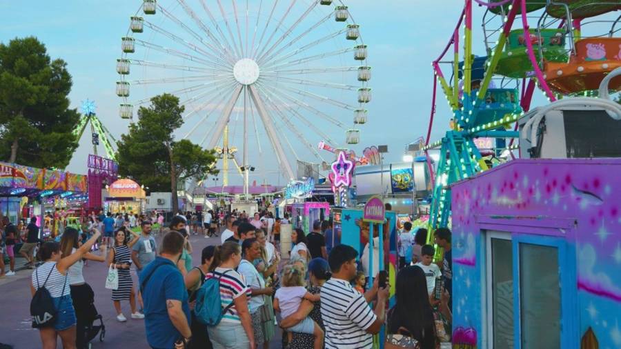 Zona de atracciones en el recinto ferial