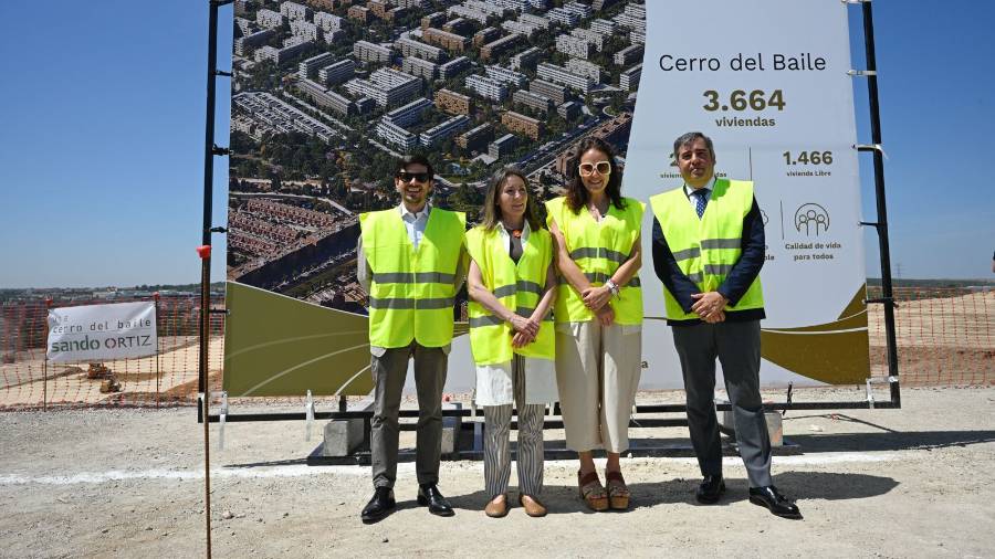 La alcaldesa, Lucía S. Fernández, junto a diferentes miembros de la Junta de Compensación del desarrollo urbanístico Cerro del Baile
