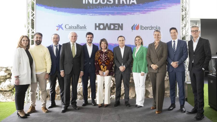 La alcaldesa, Judith Piquet, junto a otras autoridades en el foro Avanza Corredor