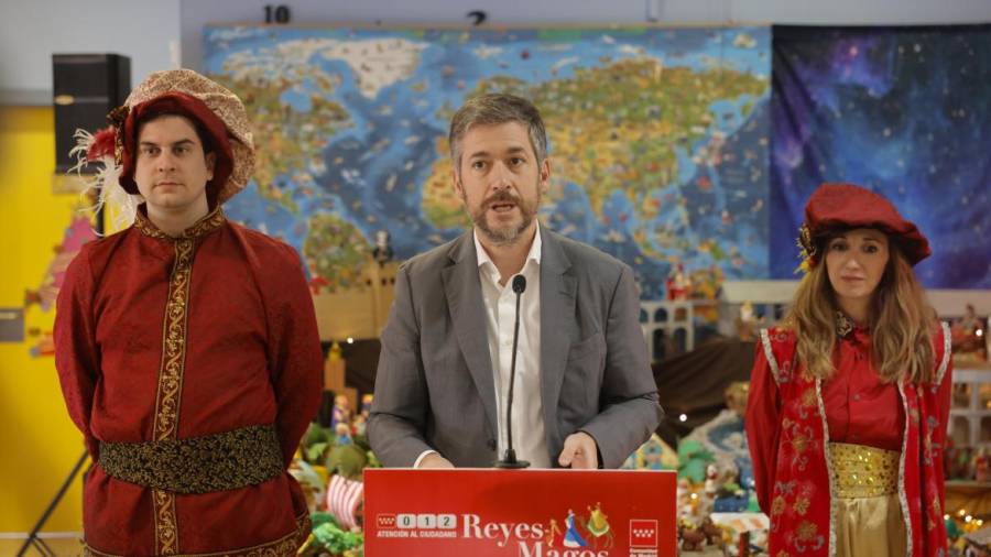 El consejero de Presidencia, Justicia y Administración Local, Miguel Ángel García Martín, presenta el servicio 012 Reyes Magos desde el CEIP Cortes de Cádiz de la capital