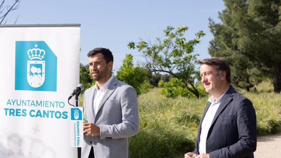 El alcalde, Jesús Moreno, y el concejal de Servicios Públicos, Pedro Fernández, durante la presentación de la campaña ‘Tres Cantos es verde’