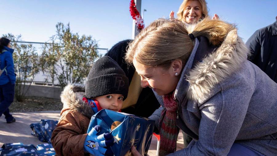 La vicealcaldesa de Madrid y alcaldesa en funciones, Inma Sanz, durante la entrega de juguetes a los niños alojados en el Centro de Emergencia Temporal Las Caracolas