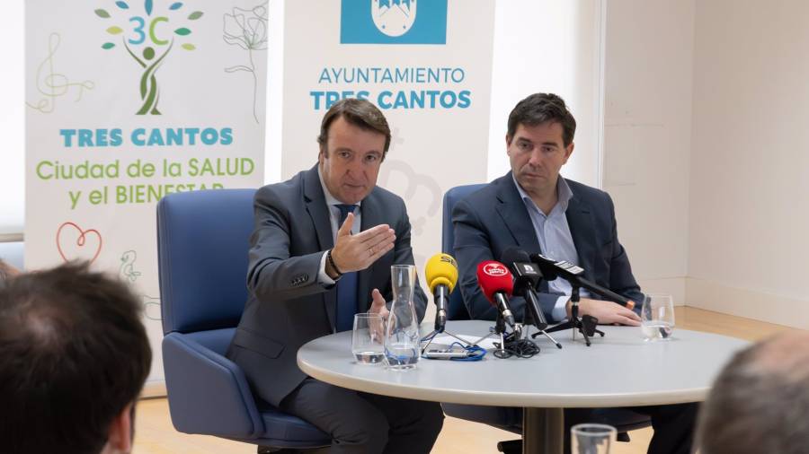 El alcalde de Tres Cantos, Jesús Moreno, y el concejal de Presidencia, Javier Juárez, durante la presentación del Plan de Inversiones 2025