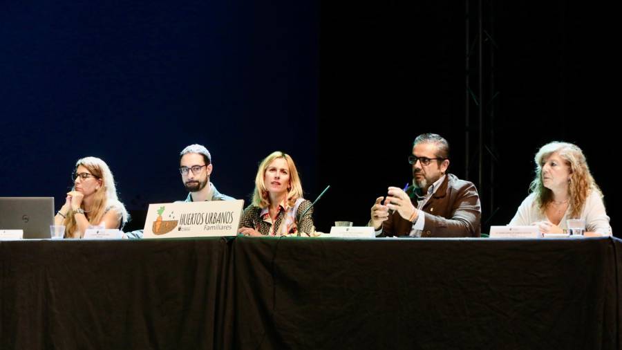 La alcaldesa de Alcobendas, Rocío García Alcántara, y el concejal de Medio Ambiente, Jesús Montero, presiden el sorteo de huertos urbanos del municipio