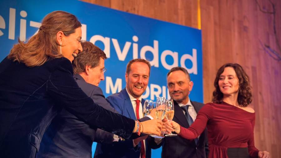 El presidente del Partido Popular, Alberto Núñez Feijóo, y la presidenta de la Comunidad de Madrid, Isabel Díaz Ayuso, asisten a la cena de navidad del PP de Madrid, en la Finca La Alquería, a 15 de diciembre de 2025, en Alcorcón, Madrid (España)