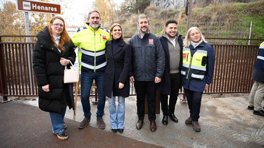 El consejero de Presidencia, Justicia y Administración Local, Miguel Ángel García Martín, acompañado de la alcaldesa, Judit Piquet, y otras autoridades en la reapertura del Puente de Zulema de la M-300