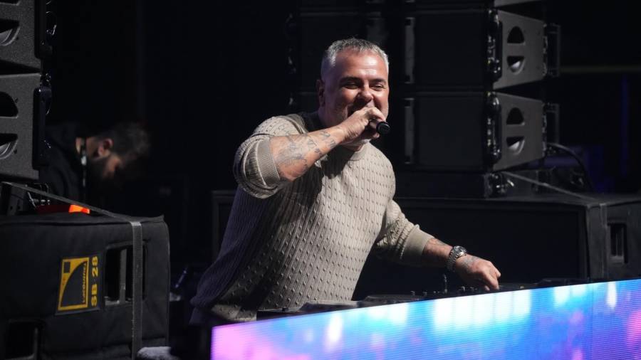 El cantante Juan Magán, durante su actuación en las Fiestas de San Nicasio