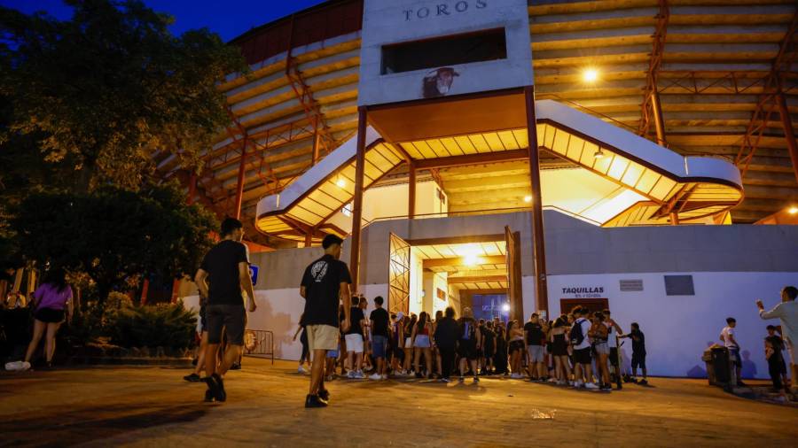 Acceso del público a la plaza de toros La Corredera