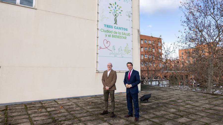 El alcalde de Tres Cantos, Jesús Moreno, y el concejal de Salud Pública, Mario Arancón, en la presentación del año 2025 Ciudad de la Salud y el Bienestar