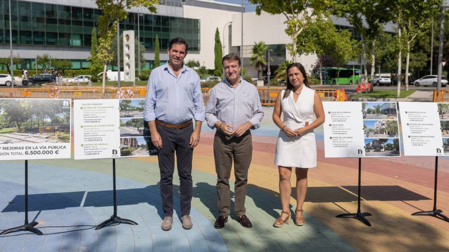 El alcalde, Jesús Moreno, acompañado por el primer teniente de alcalde, Javier Juárez, y la concejal de Desarrollo Urbano, Obras y Movilidad, María del Mar Sánchez, presenta las actuaciones previstas en la nueva fase del Salón Urbano