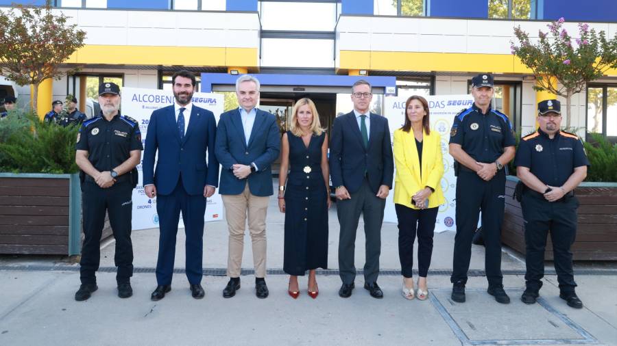 La alcaldesa, Rocío García Alcántara, junto al secretario general del PP de Madrid, Alfonso Serrano, y otras autoridades frente a la Base Norte de Policía Local tras conocer el nuevo plan de seguridad del municipio