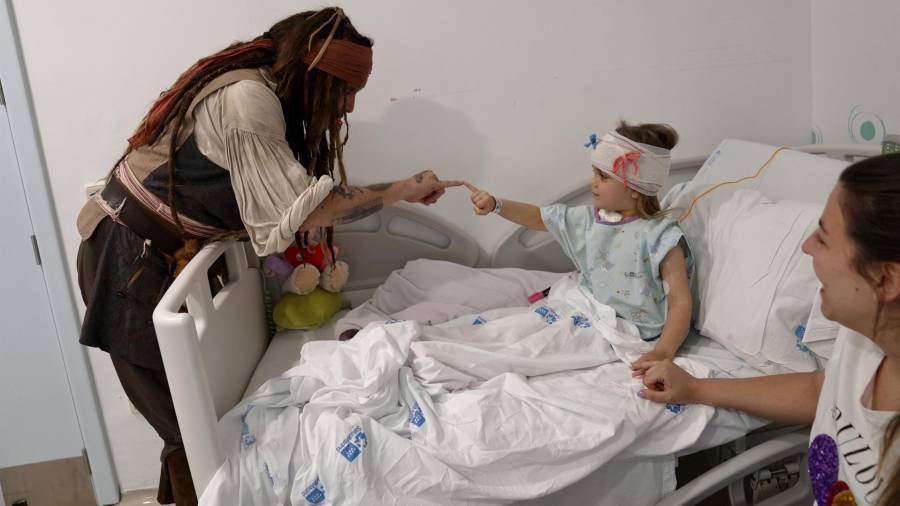 El actor Johnny Depp visita a los pacientes oncológicos del Niño Jesús como Jack Sparrow
