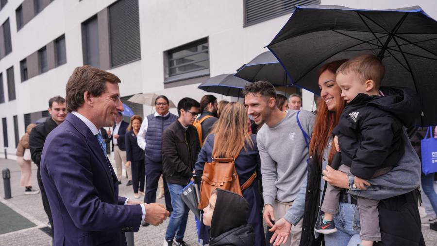 El alcalde de Madrid, José Luis Martínez-Almeida, entrega las llaves de 120 viviendas nuevas en el distrito de Villaverde