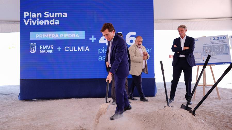 El alcalde, José Luis Martínez-Almeida, en el momento de la colocación de la primera piedra