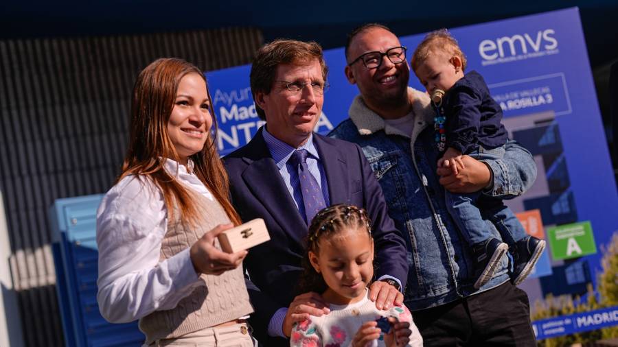 El alcalde haciendo entrega de las llaves a una familia