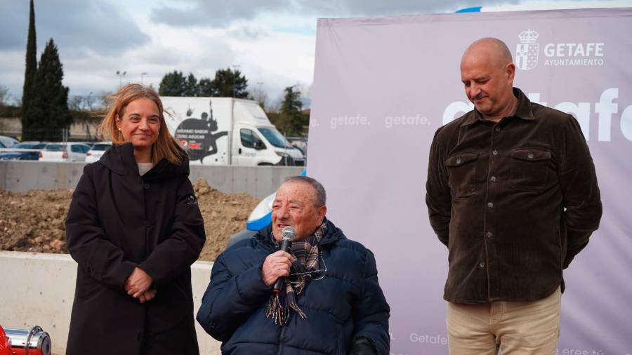 Ponen la primera entrada del nuevo campo de fútbol Gregorio Serrano