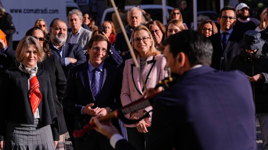 El violinista Pablo Navarro interpreta un tema ante las autoridades en la presentación de las actividades navideñas organizadas por el Ayuntamiento