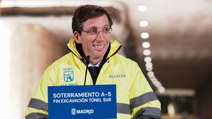 El alcalde de Madrid, José Luis Martínez-Almeida, informa sobre el avance del soterramiento de la A-5 durante una visita a las obras