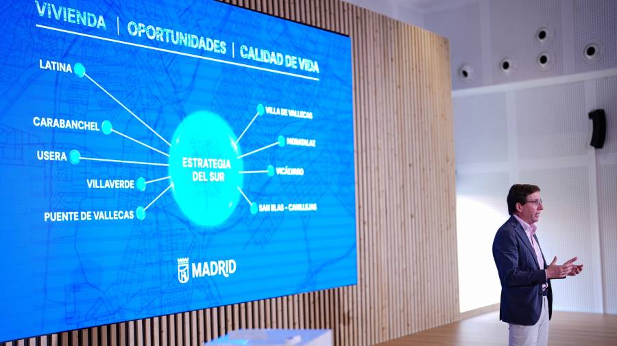 El alcalde de Madrid, José Luis Martínez-Almeida, presenta la Estrategia del Sur desde el Vivero de Empresas de Puente de Vallecas
