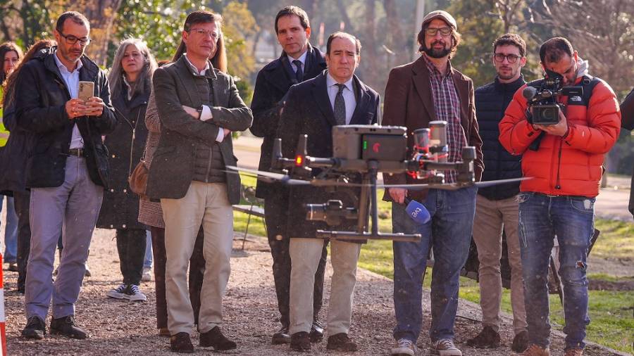 El delegado de Urbanismo, Medio Ambiente y Movilidad, Borja Carabante, y el concejal delegado de Limpieza y Zonas Verdes, José Antonio Martínez Páramo, durante el primer vuelo de dron para la detección de nidos de oruga procesionaria en árboles de gran altura