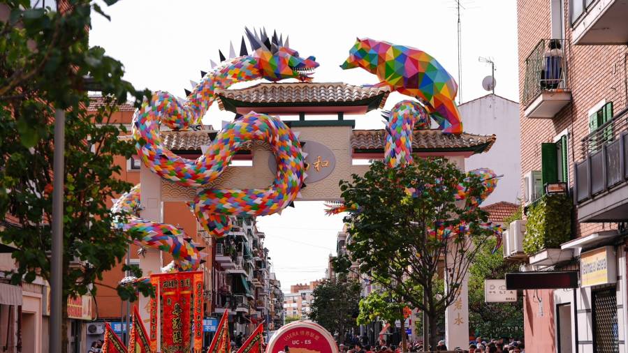 Nuevo arco chino de Usera, del artista Okuda San Miguel