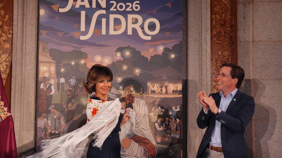 El alcalde, José Luis Martínez-Almeida, junto a Sonsoles Ónega, pregonera de las Fiestas de San Isidro 2026
