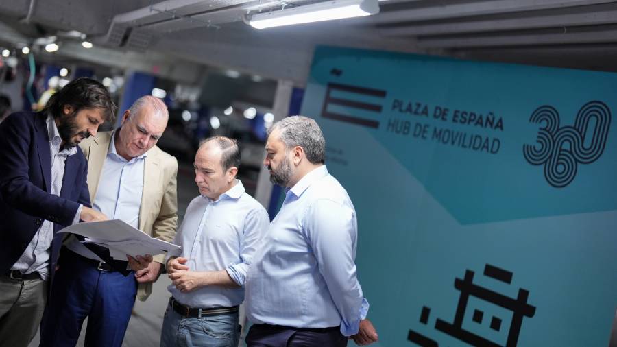 El delegado de Urbanismo, Medio Ambiente y Movilidad, Borja Carabante, y el director gerente de EMT, Alfonso Sánchez, visitan los trabajos que se están llevando a cabo en el aparcamiento de Plaza de España