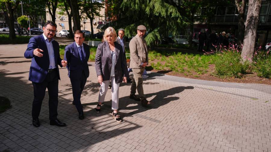 El alcalde de Madrid, José Luis Martínez-Almeida, junto a la delegada de Obras y Equipamientos, Paloma García Romero, y el concejal del distrito, Carlos González Pereira, visita el renovado paseo de Federico García Lorca