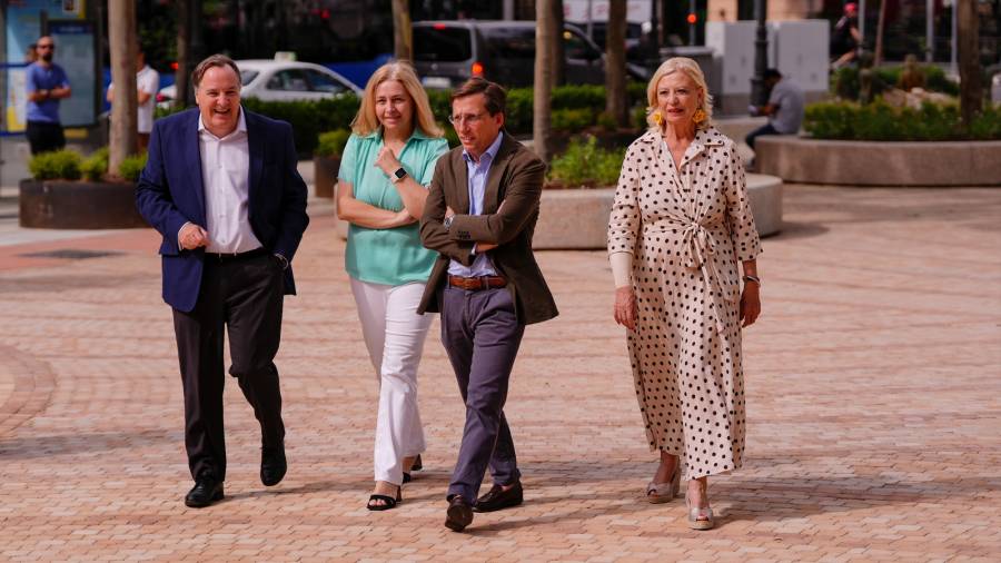 El alcalde de Madrid, José Luis Martínez-Almeida, acompañado de la vicealcaldesa, Inma Sanz; la delegada de Obras y Equipamientos, Paloma García Romero, y el concejal de Chamberí, Jaime González Taboada, durante su visita a la plaza de Chamberí, cuya remodelación integral acaba de finalizar