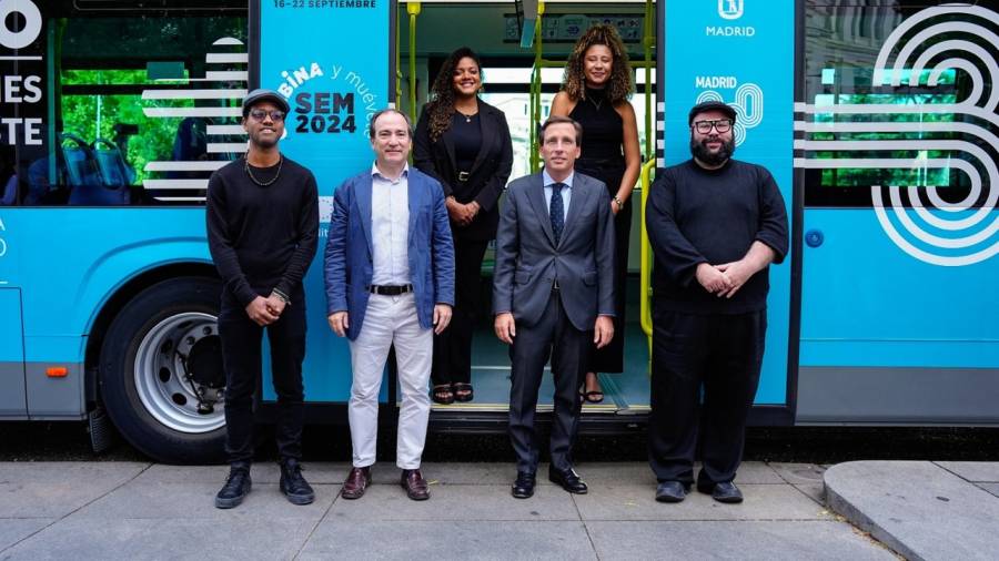 El alcalde de Madrid, José Luis Martínez-Almeida, y el Delegado de Urbanismo, Medio Ambiente y Movilidad, Borja Carabante, con miembros del coro Gospel Factory durante la presentación de la programación de la Semana de la Movilidad